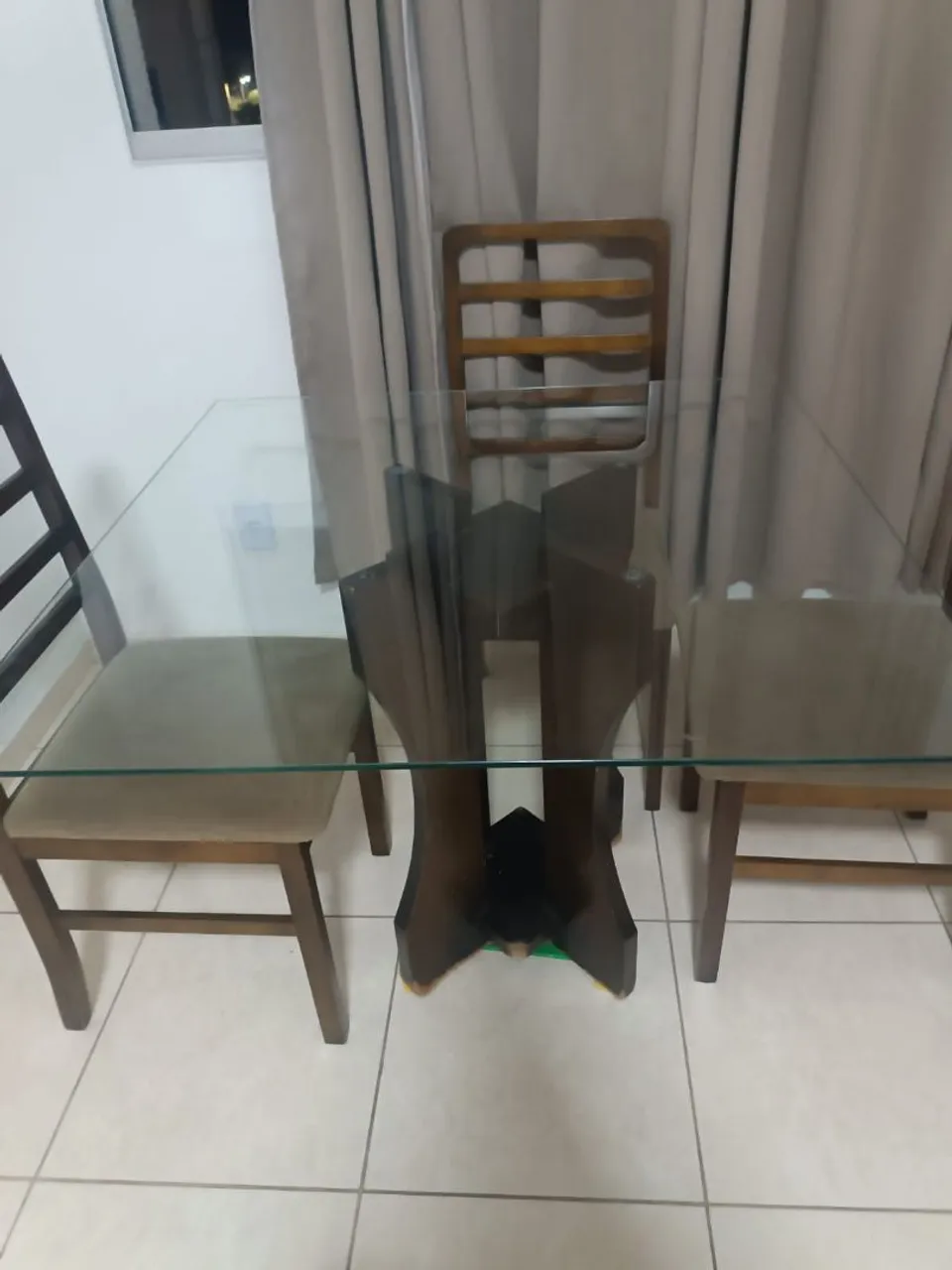 Mesa de Jantar com Tampo de Vidro e 4 Cadeiras