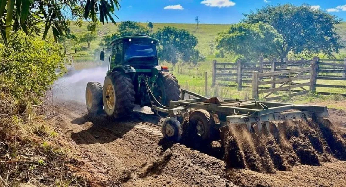 Trator Agrícola John Deere com Grade Niveladora