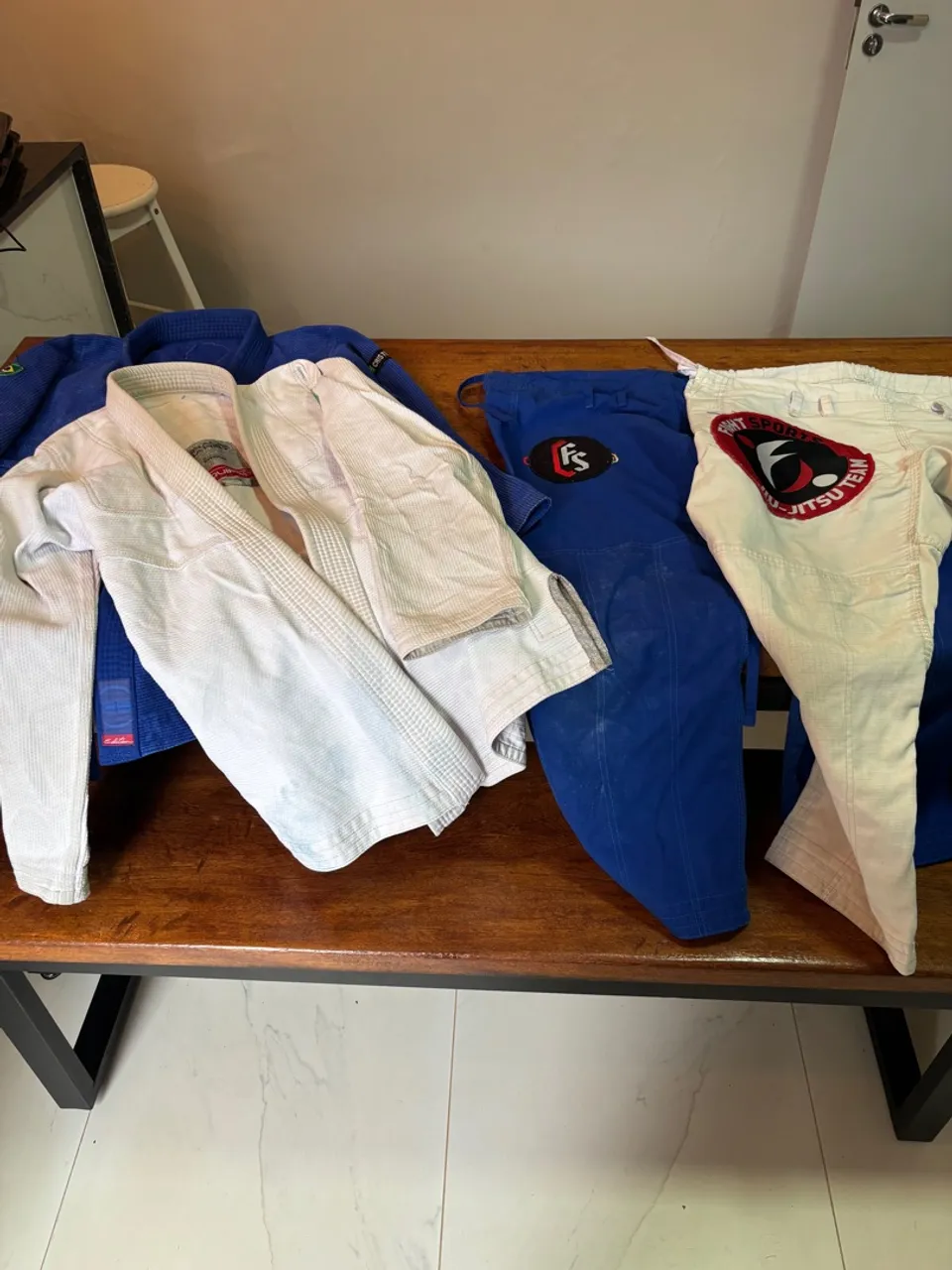 Kimonos azul e branco de jiu jitsu A2