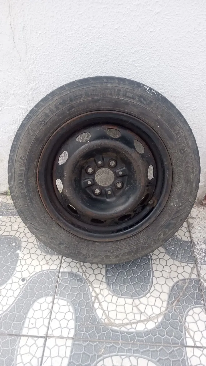 Roda de aço com pneu aro 14