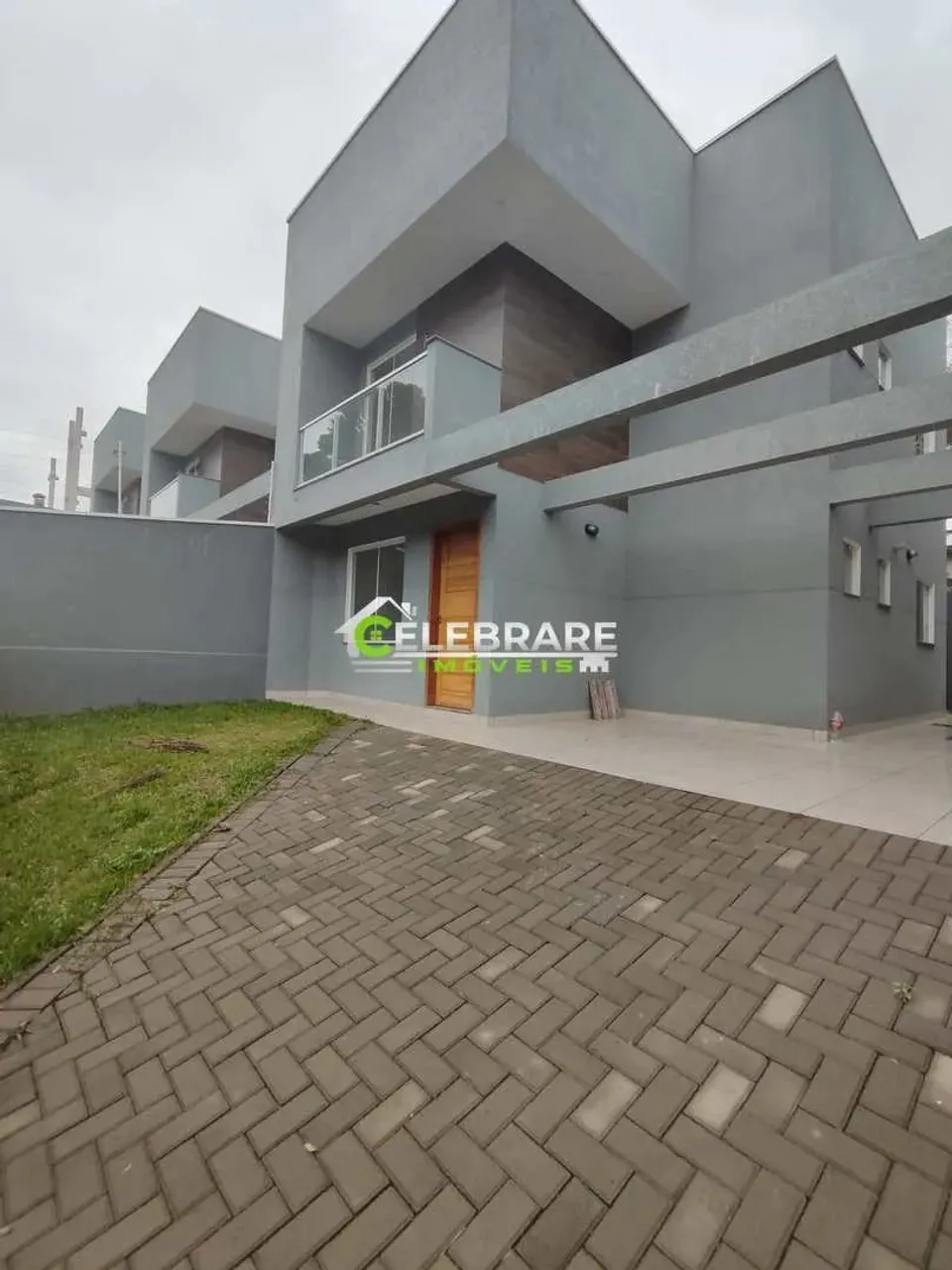 SOBRADO NOVO EM COLOMBO! 03 QTOS,SUÍTE,SACADA,AMPLO TERRENO