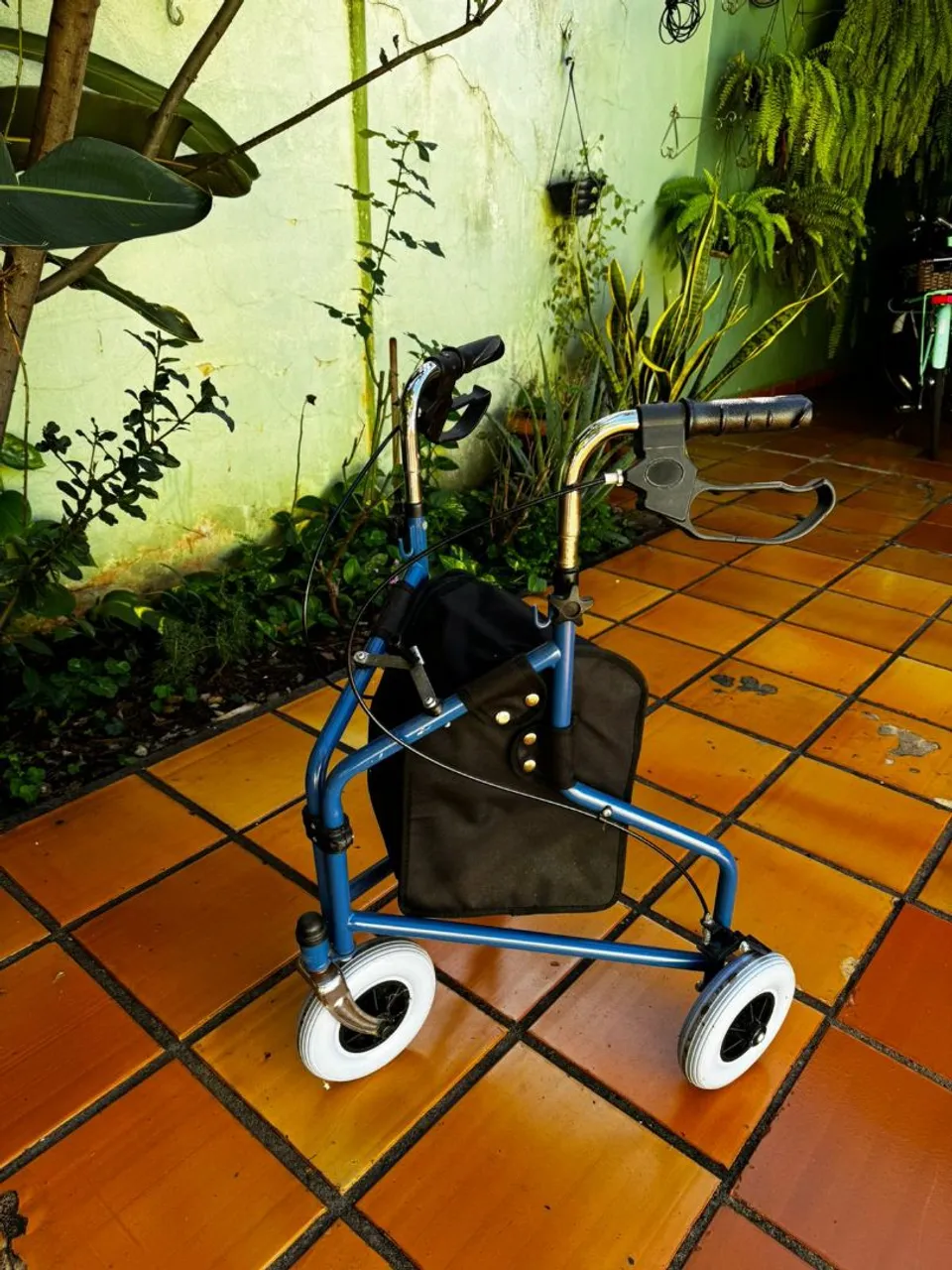 Andador articulado com rodas