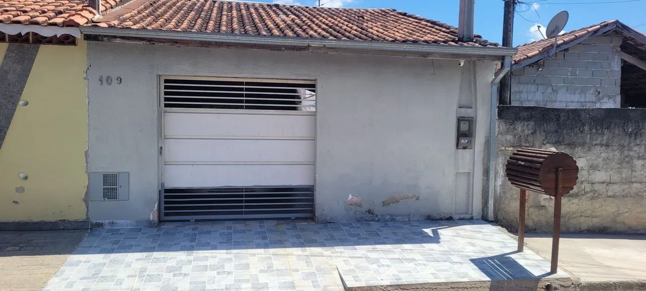 Porta de garagem em ótimo estado