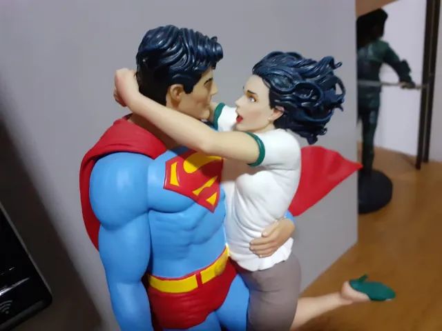 estatueta da lois e superman Gary Frank