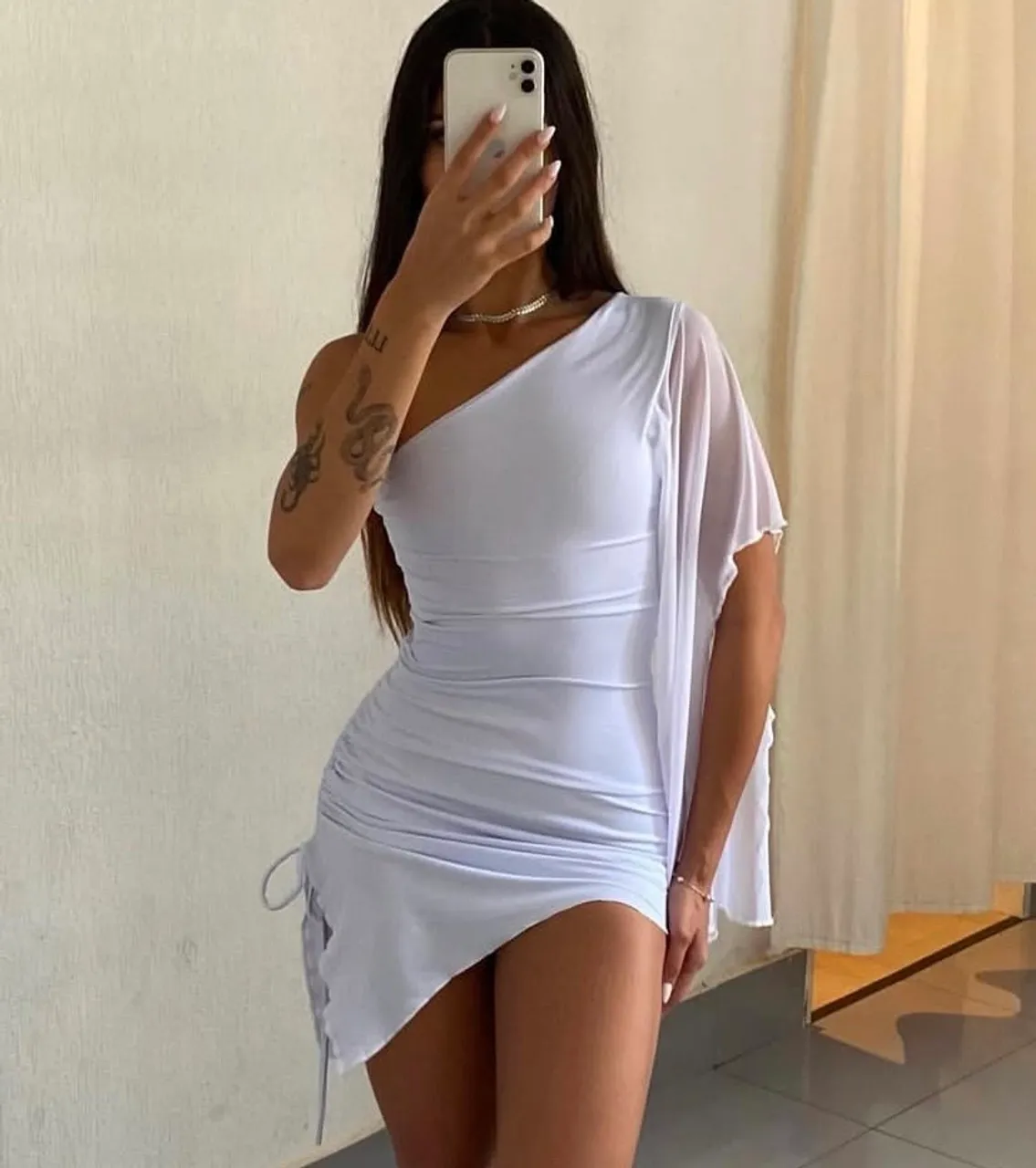 Vestido branco elegante com um ombro só