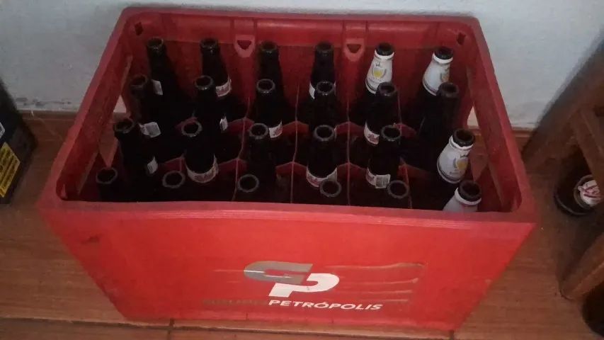 Vendo um engradado de cervejas com 24 garrafas de 600 ml - Foto 2