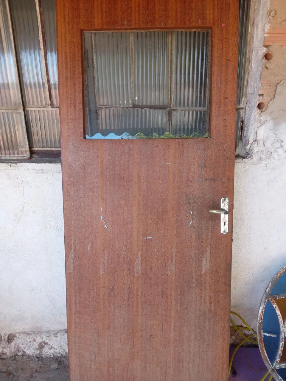Porta de madeira com visor