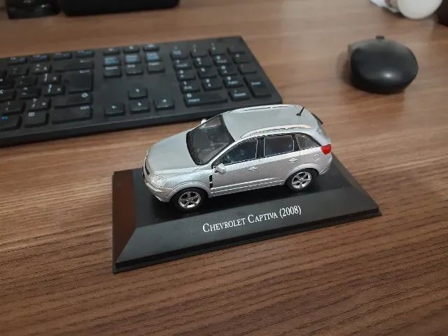 Miniatura Chevrolet Captiva 1:43 com acrílico