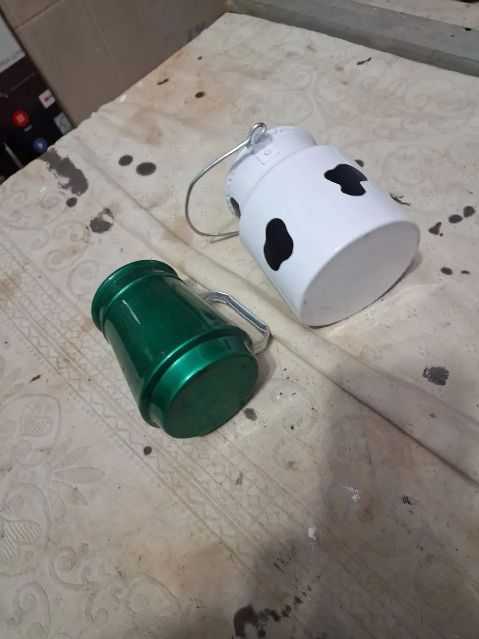Canecas de alumínio e balde 