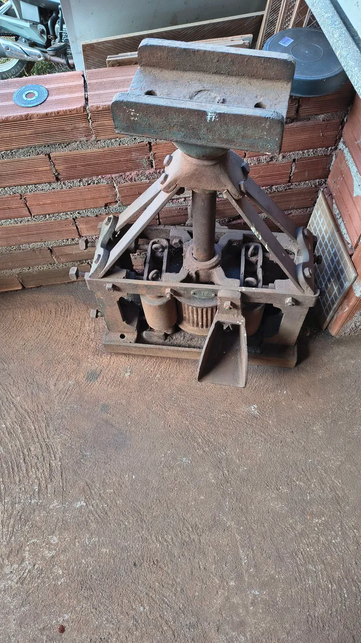 Máquina Antiga para Moer Cana
