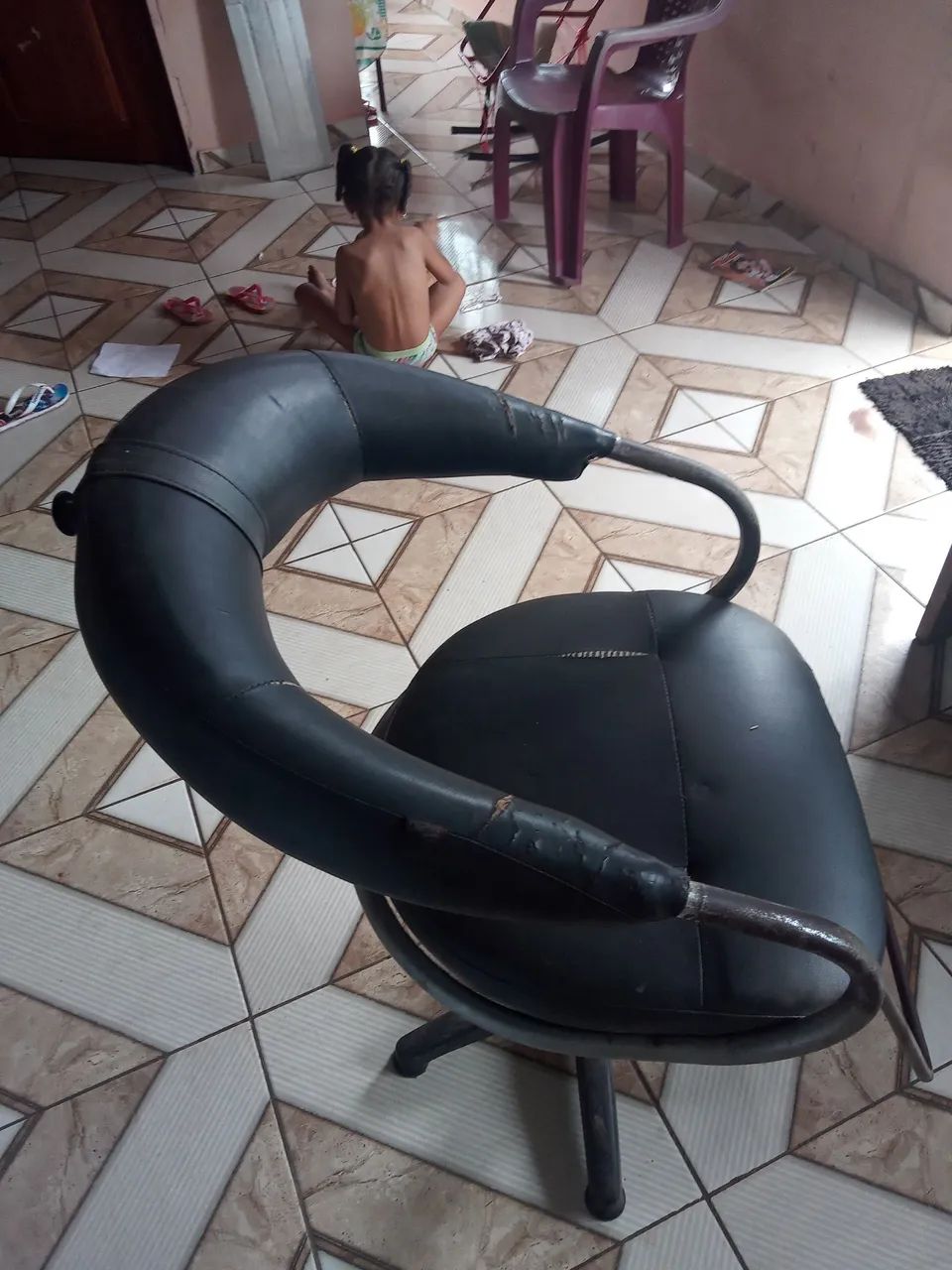 Cadeira Giratória Preta de barbearia - Foto 2