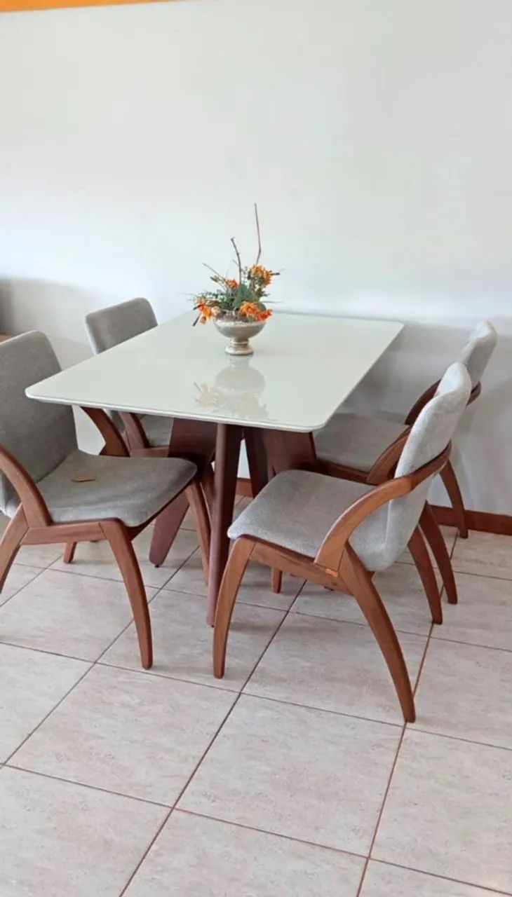Mesa com 4 cadeiras