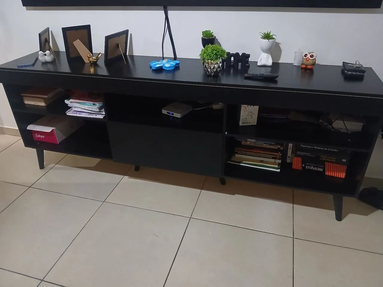 Rack com painel preto
