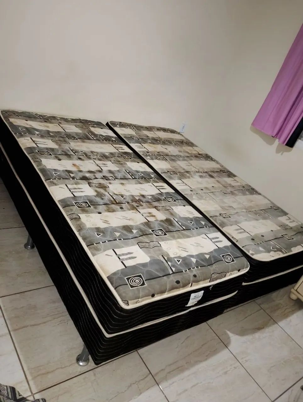 Vendo duas camas box de solteiro com colchão já embutido, juntas ou separadas
