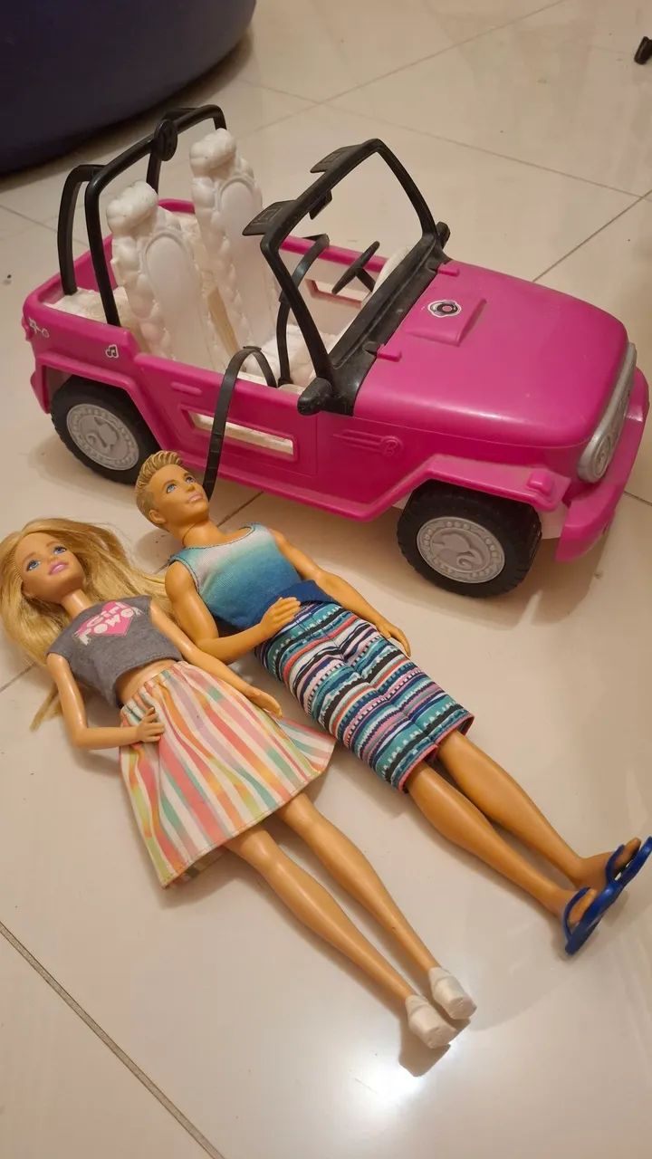 Carro Barbie com bonecos - Foto 2