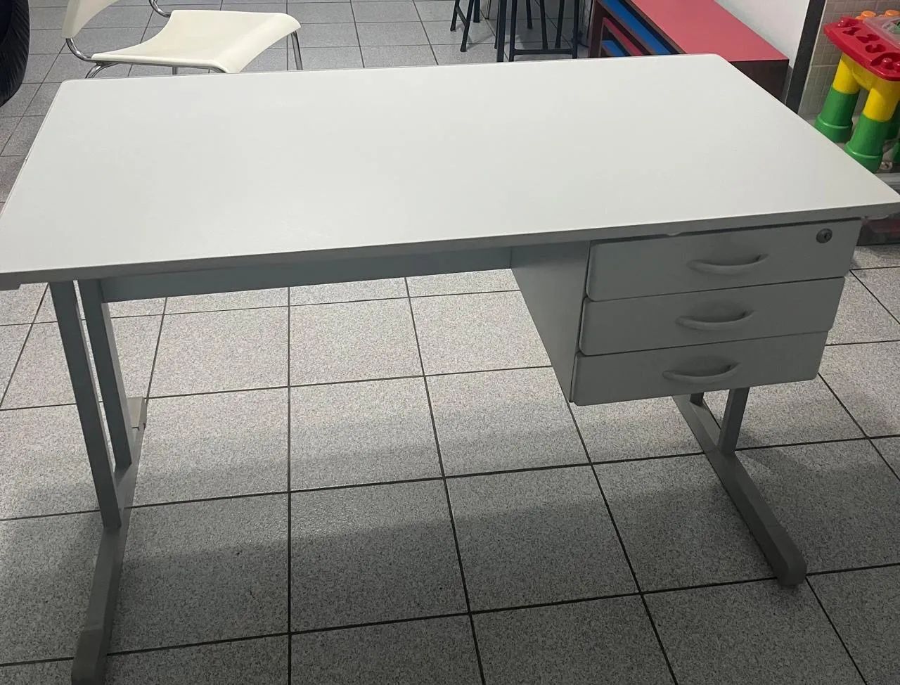 Escrivaninha/Mesa escritório com 3 gavetas