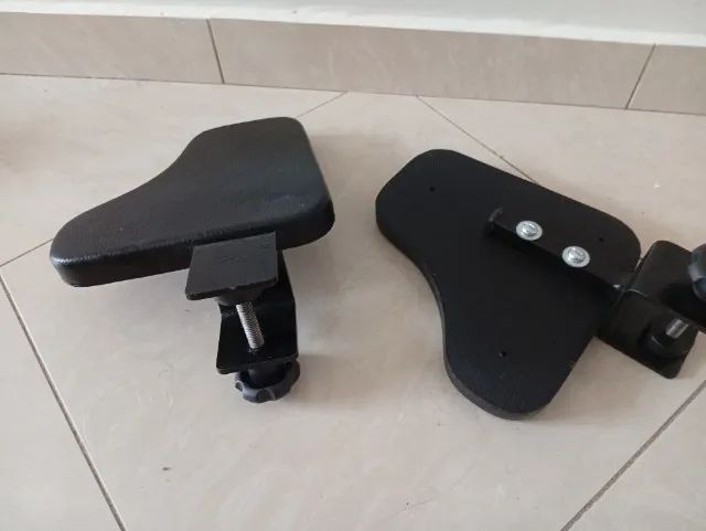 Apoio de braço para mesa em metal