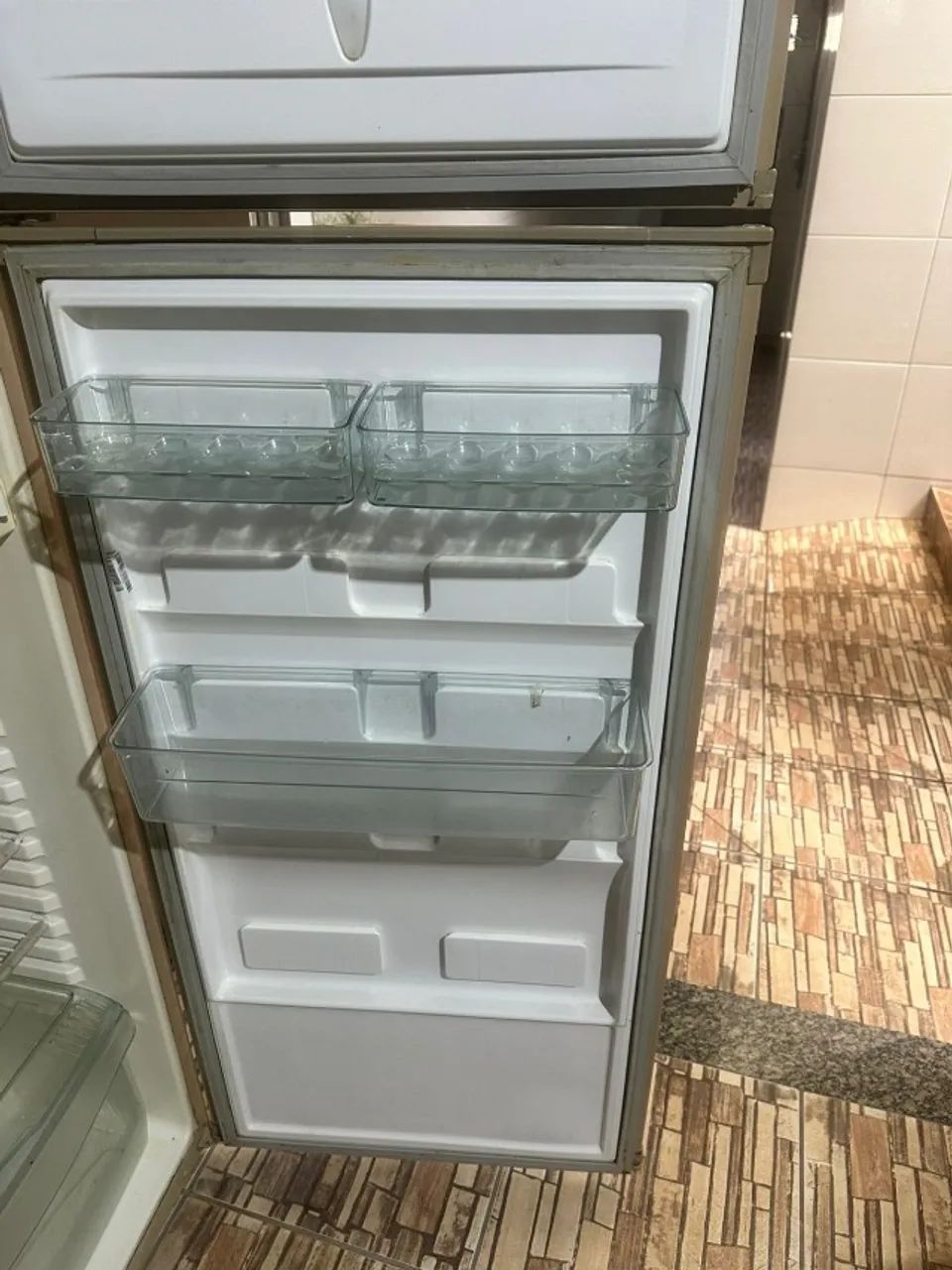 Vendo uma geladeira com defeito consul. - Foto 4