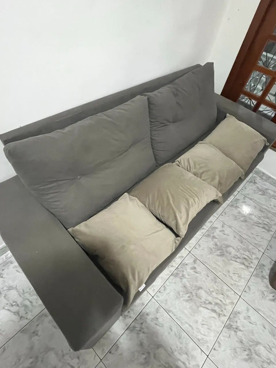 Sofá 4 lugares em suede e 4 almofadas65153855998083120