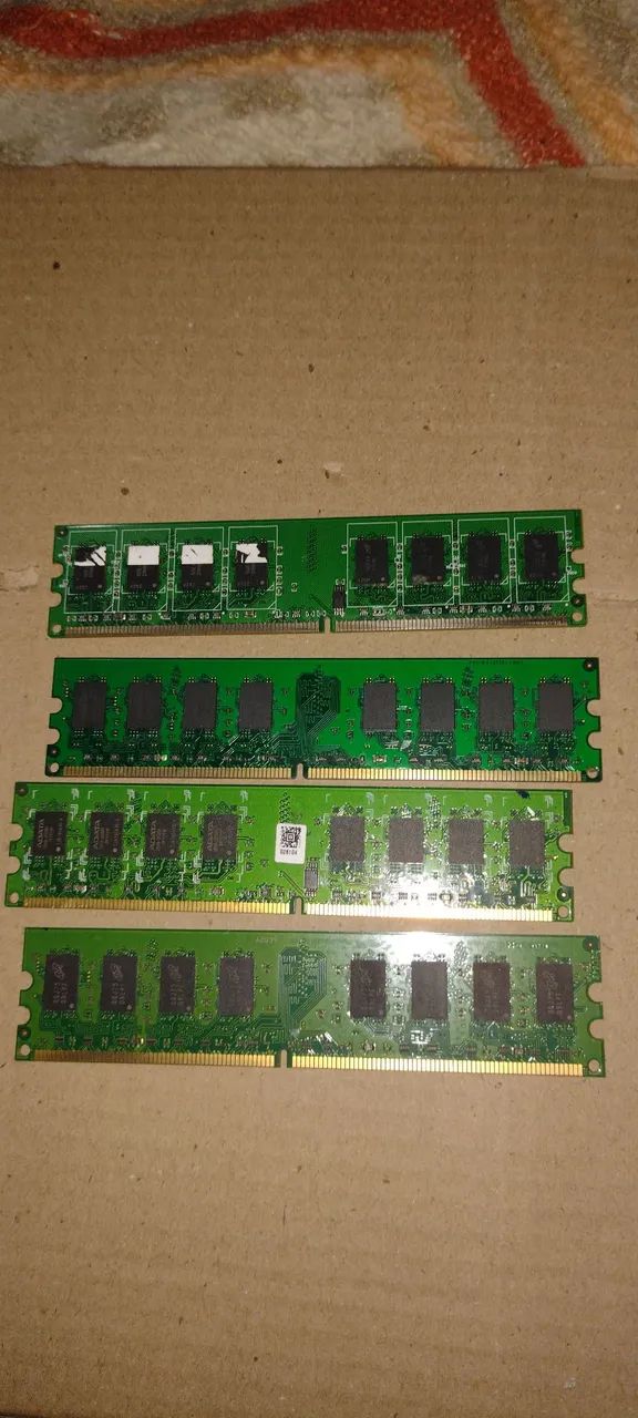 Quatro pente de memória RAM de 2 GB DDR2