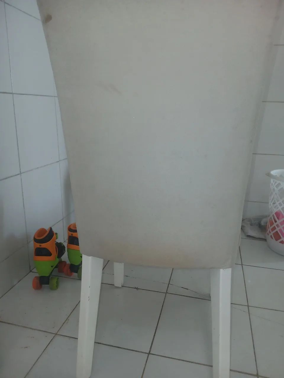 2 Cadeiras Estofadas de Encosto Alto - R$ 100 cada. - Foto 4