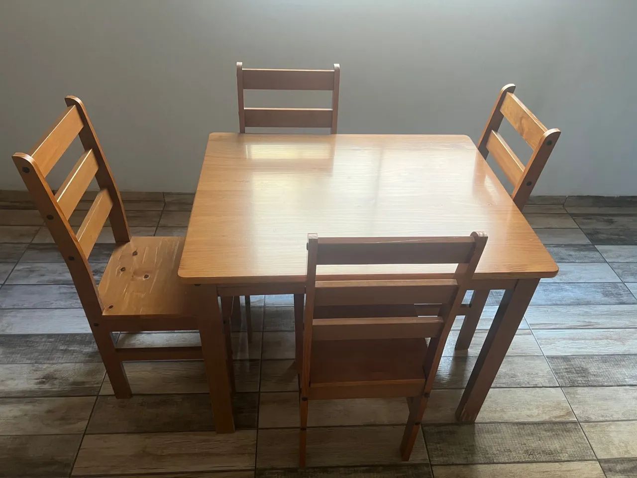 Mesa de madeira pequena 
