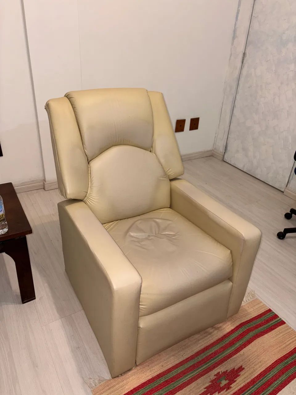Duas Poltronas de Courino usadas 
