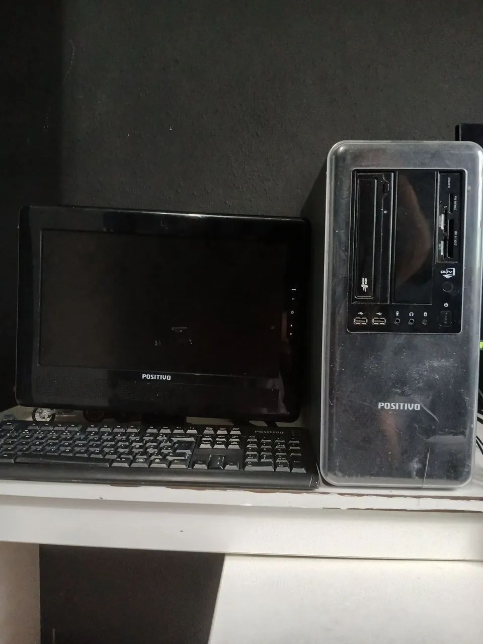 Computador positivo  usado com cabos de conexão 