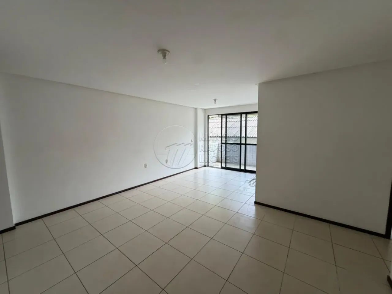 Apartamento com 3 Quartos e Varanda à Venda no Edf. Bosque do Farol - Foto 3