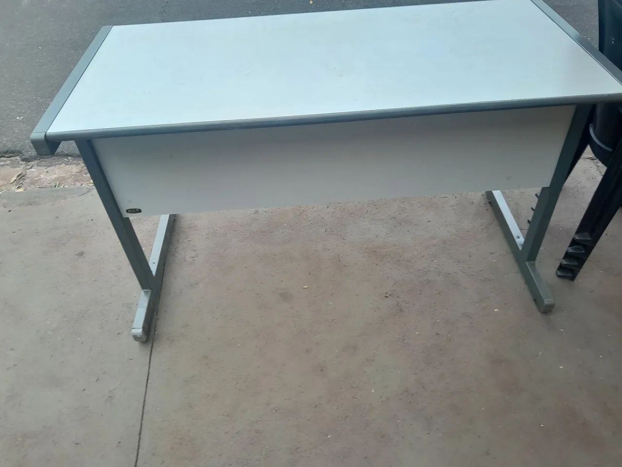 Mesa de escritório 1.30/060cm com 2 gavetas - Foto 2
