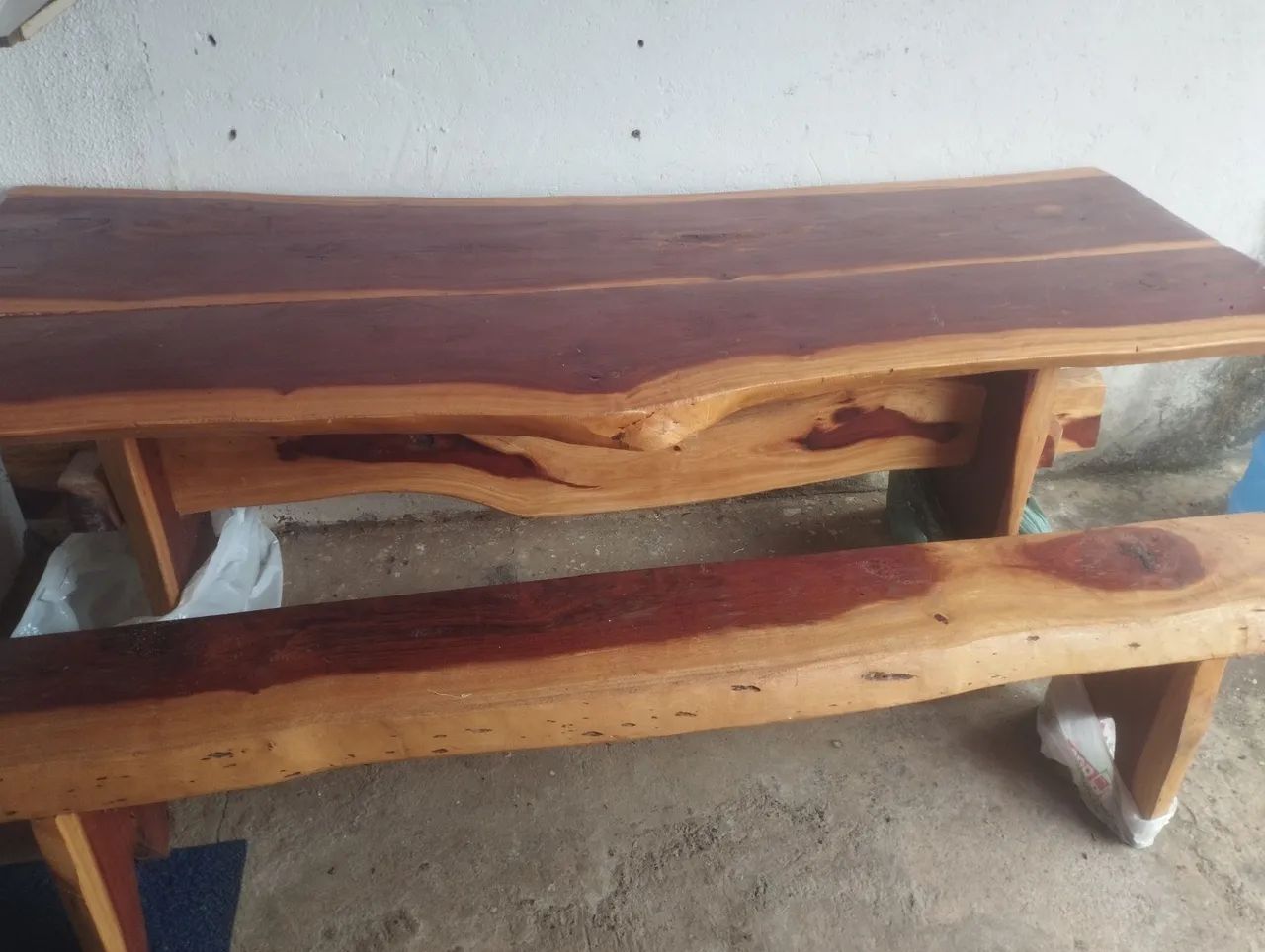 Vendo mesa de madeira maciça com um ou dois bancos