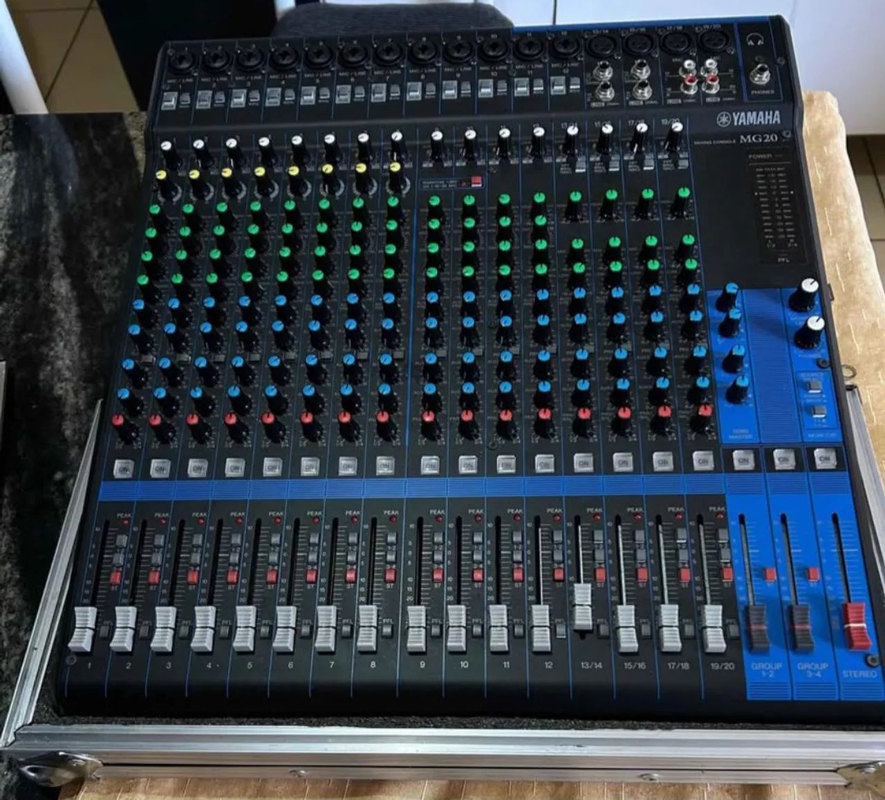 MESA DE SOM YAMAHA MG20 