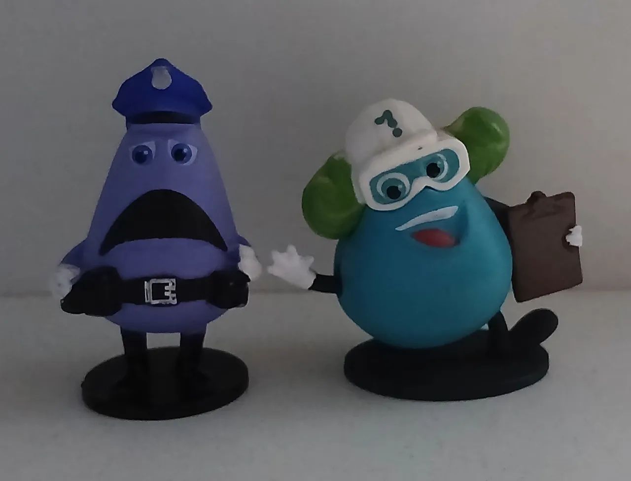 LOTE 2 BONECOS MINIATURAS DIVERTIDA MENTE ESQUECEDORA PAULA GUARDA DAVE POLICIAL DISNEY