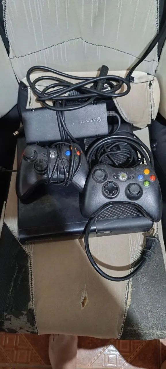 Xbox 360 com 2 controles 