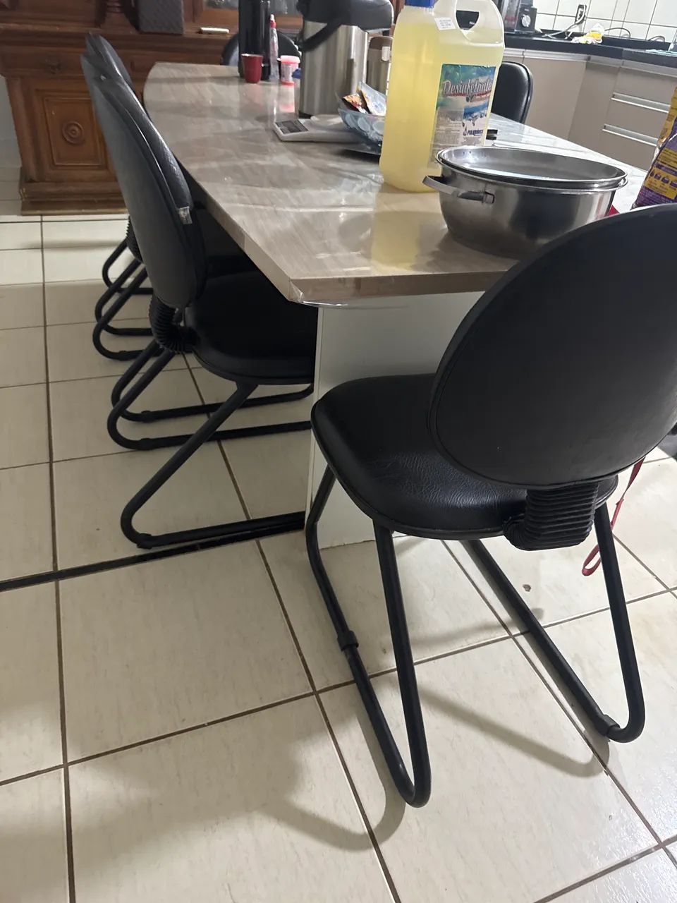 Mesa escritório e cadeiras 