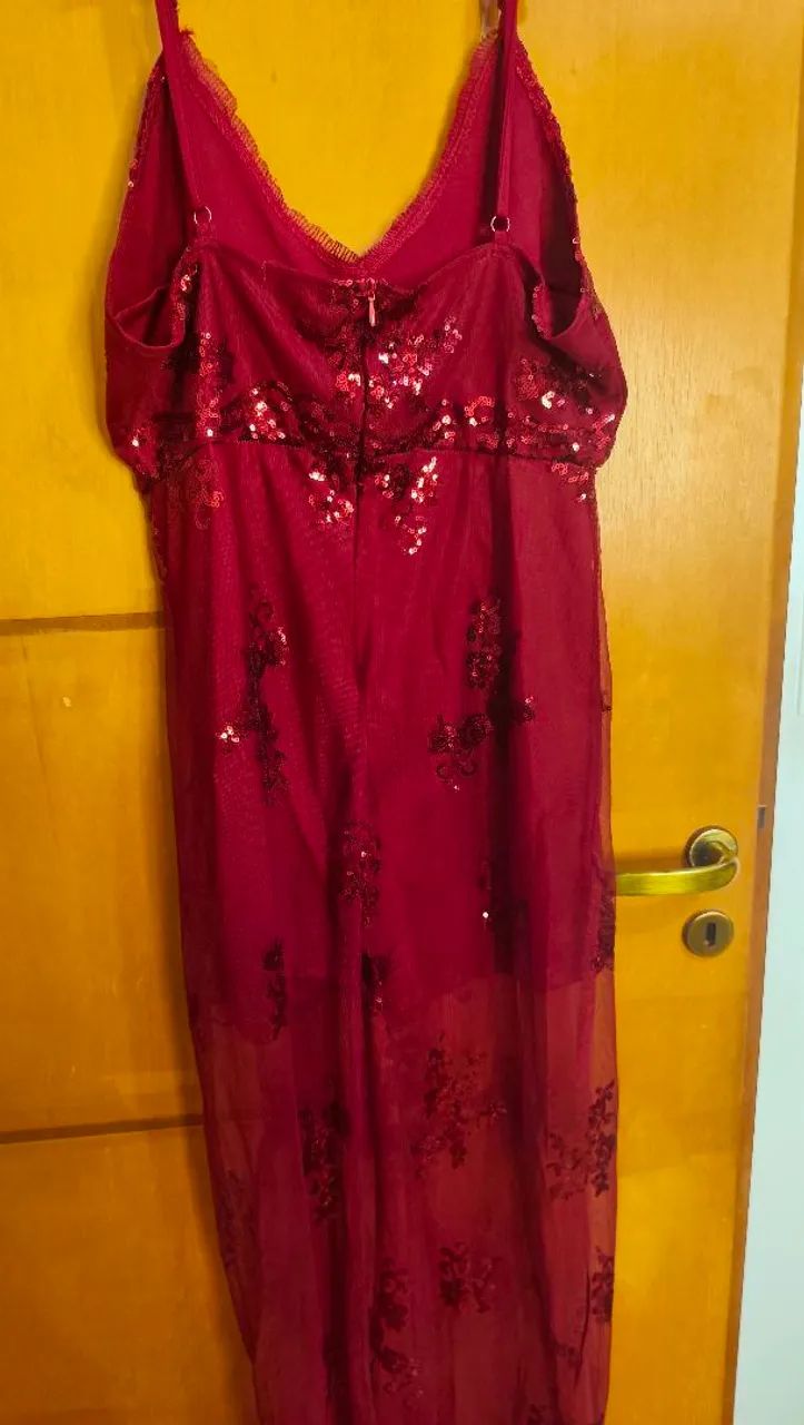 Macacão vermelho em tule com lantejoulas 