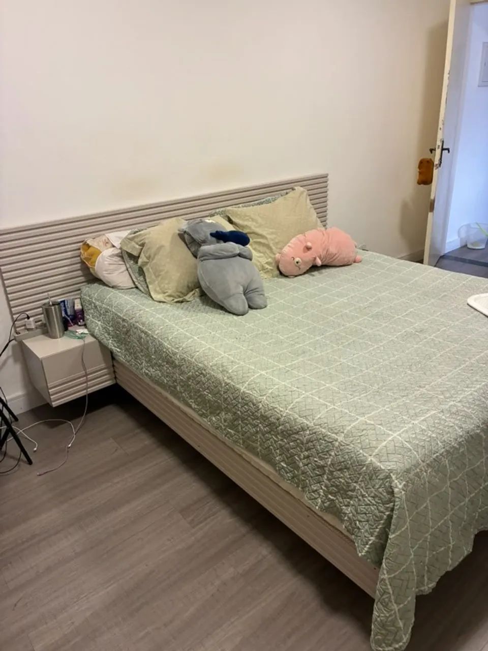 Cama Casal/Queen com Cabeceira e Mesa de Apoio ACOMPANHA COLCHÃO