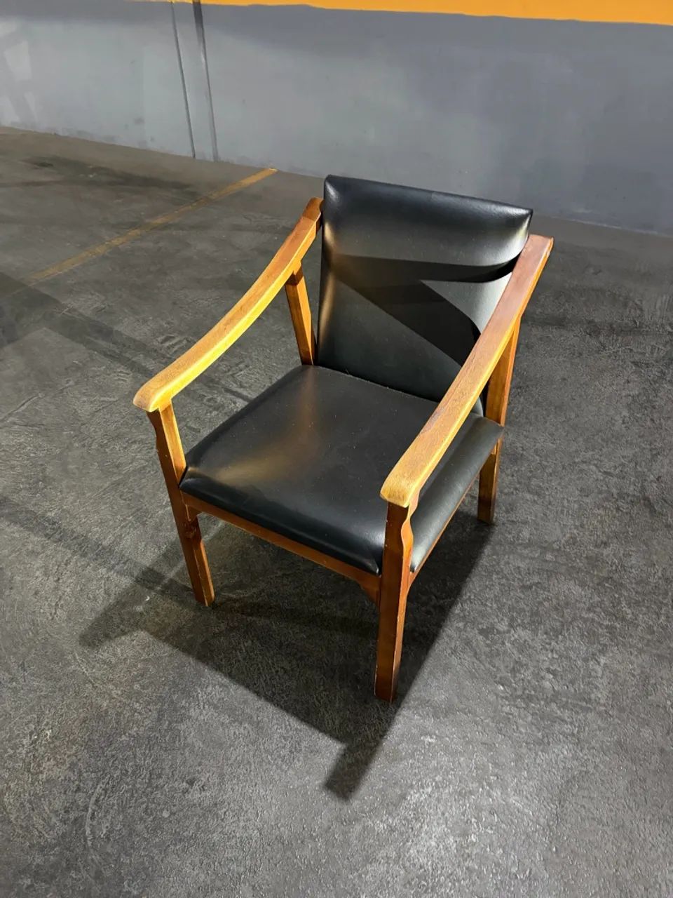 VENDO CADEIRAS EM COURO - Foto 2