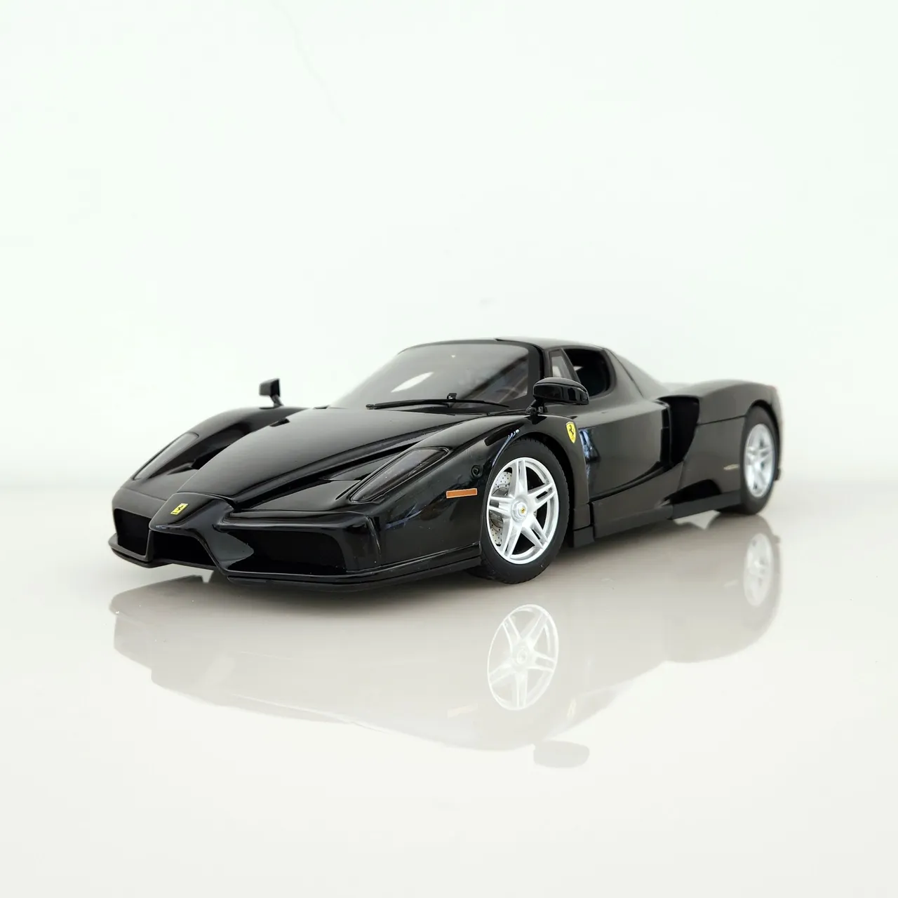 Miniatura Ferrari Enzo escala 1.18 Hotwells, sem caixa, porém