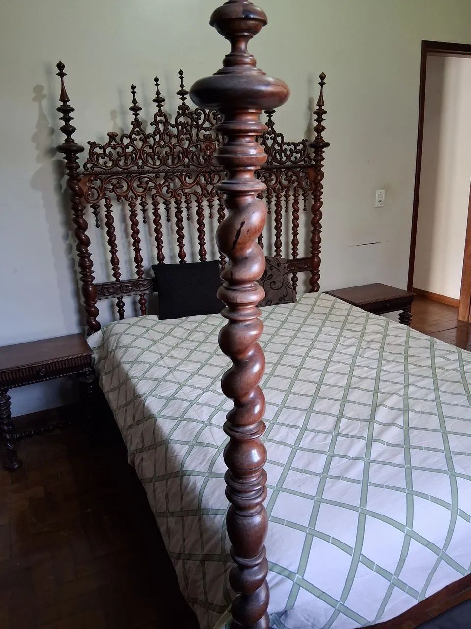 Conjunto de quarto estilo Manuelino
