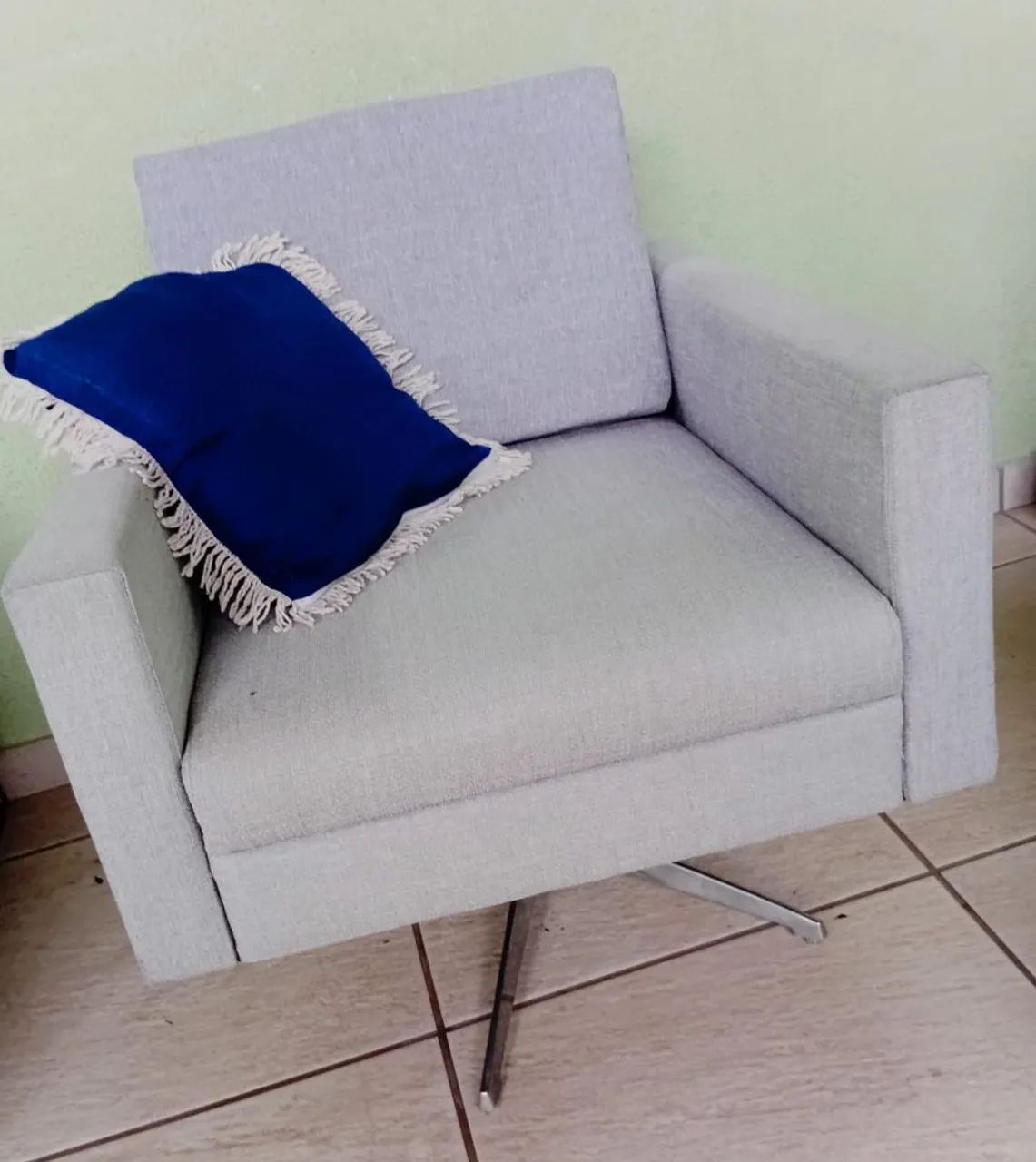 Poltrona Giratória Cinza Claro com Almofada do Encosto Solta/Removível