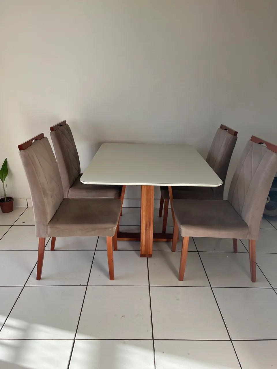Mesa de 4 lugares com Tampo de Vidro