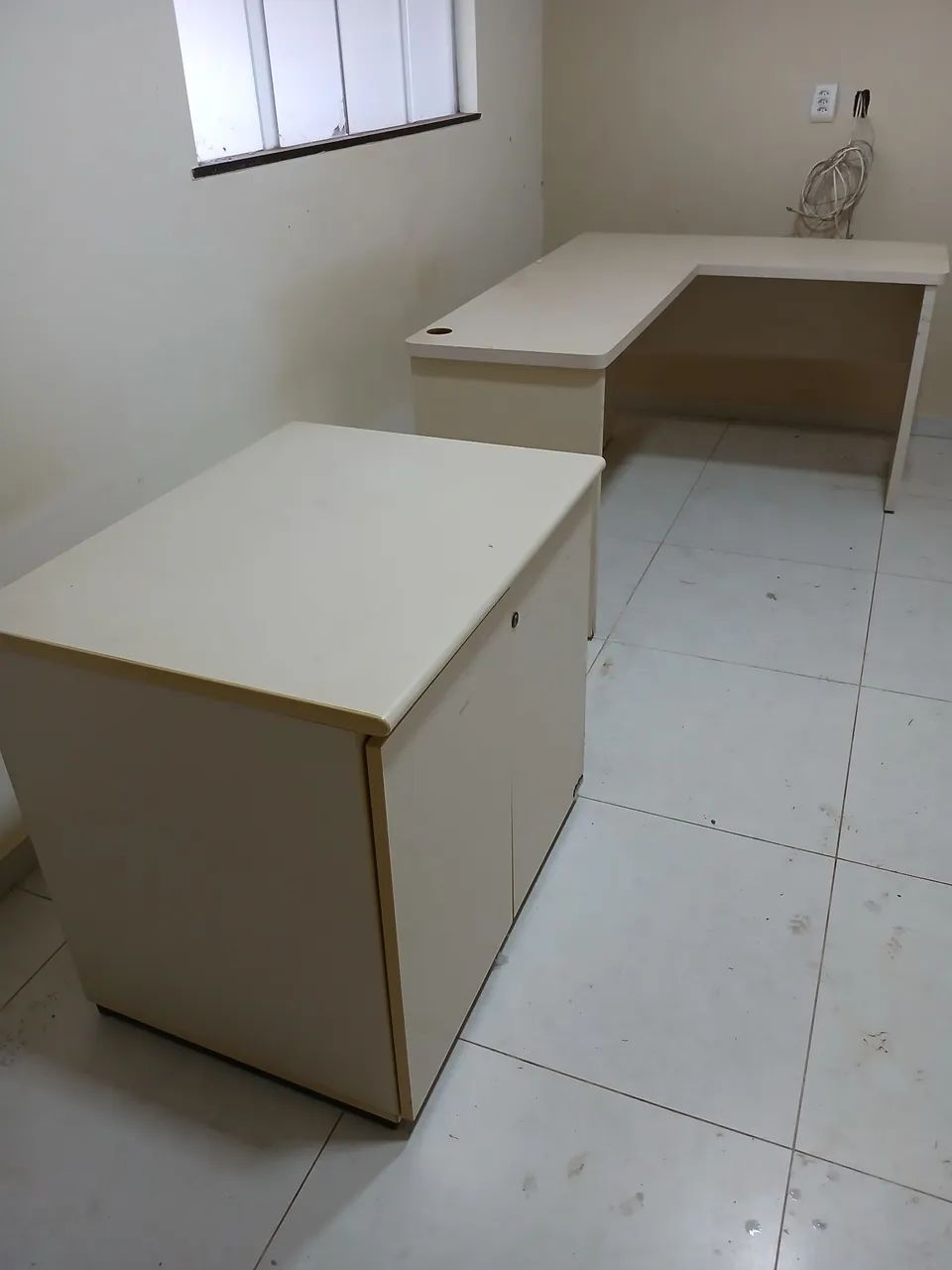 Mesa em L e Armário de escritório  - Foto 2