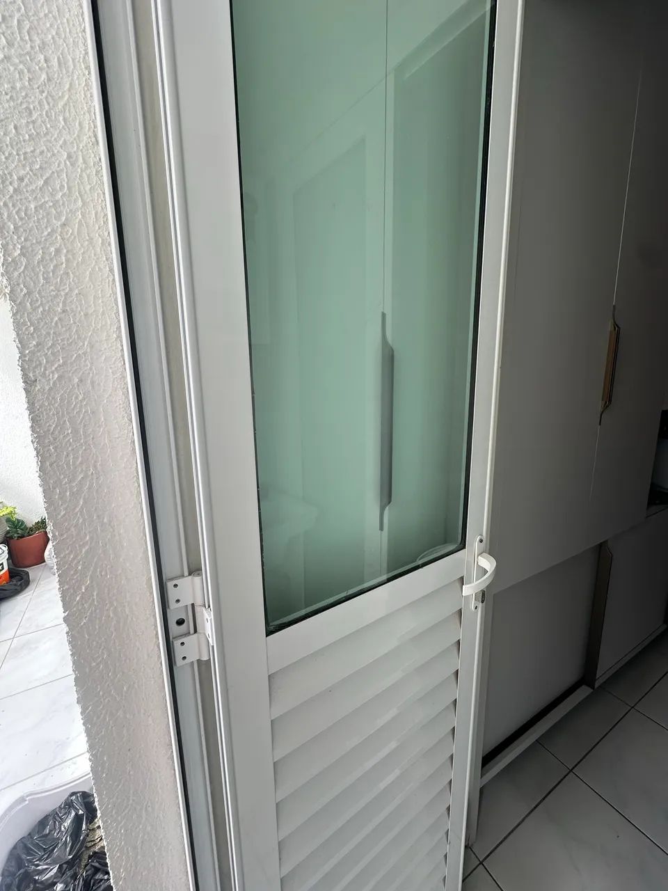 Porta de alumínio branca de veneziana e vidro  - Foto 2