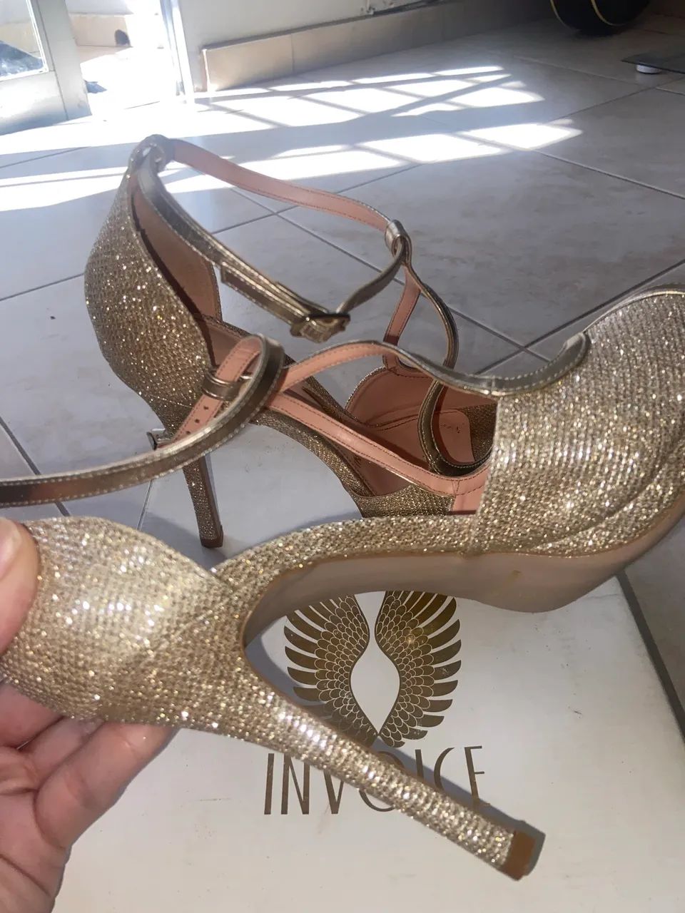 Sandália Invoice dourada com acabamento em glitter - Foto 3