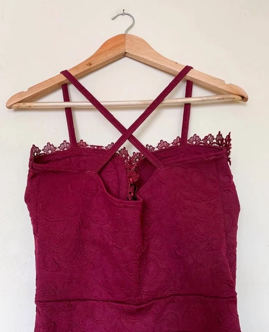 Vestido vinho com detalhes em renda  - Foto 3