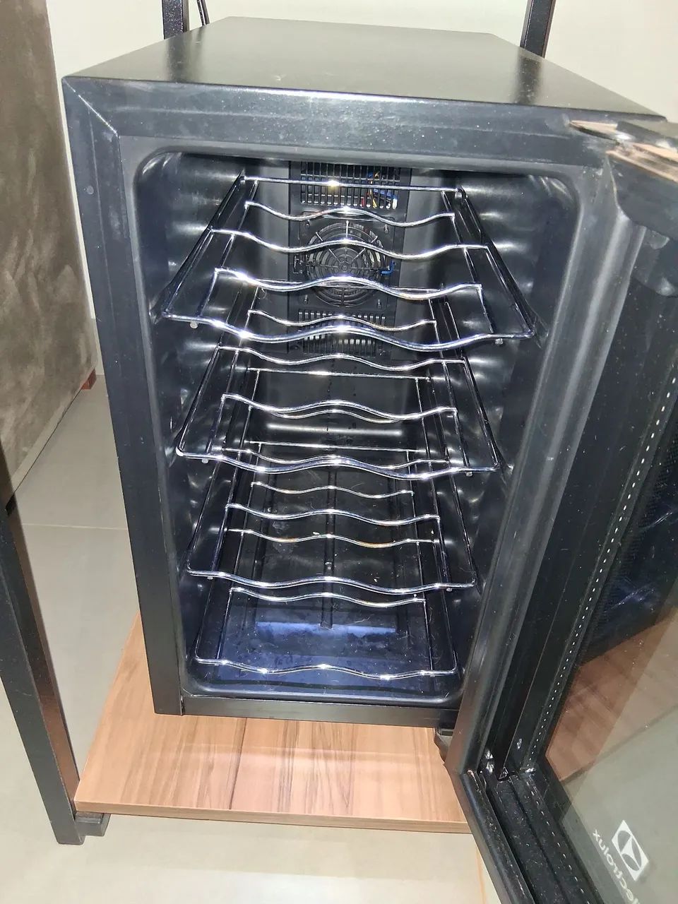 Climatizador de vinhos eletrolux  - Foto 3