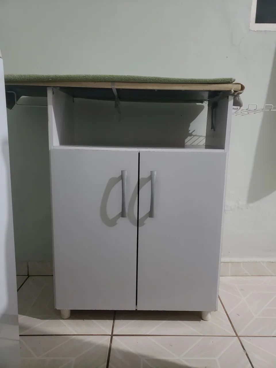 Tábua de passar com armário multiuso
