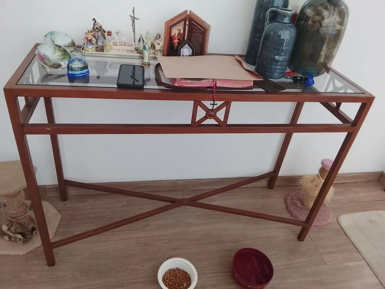 Aparador de cobre com tampo de vidro 