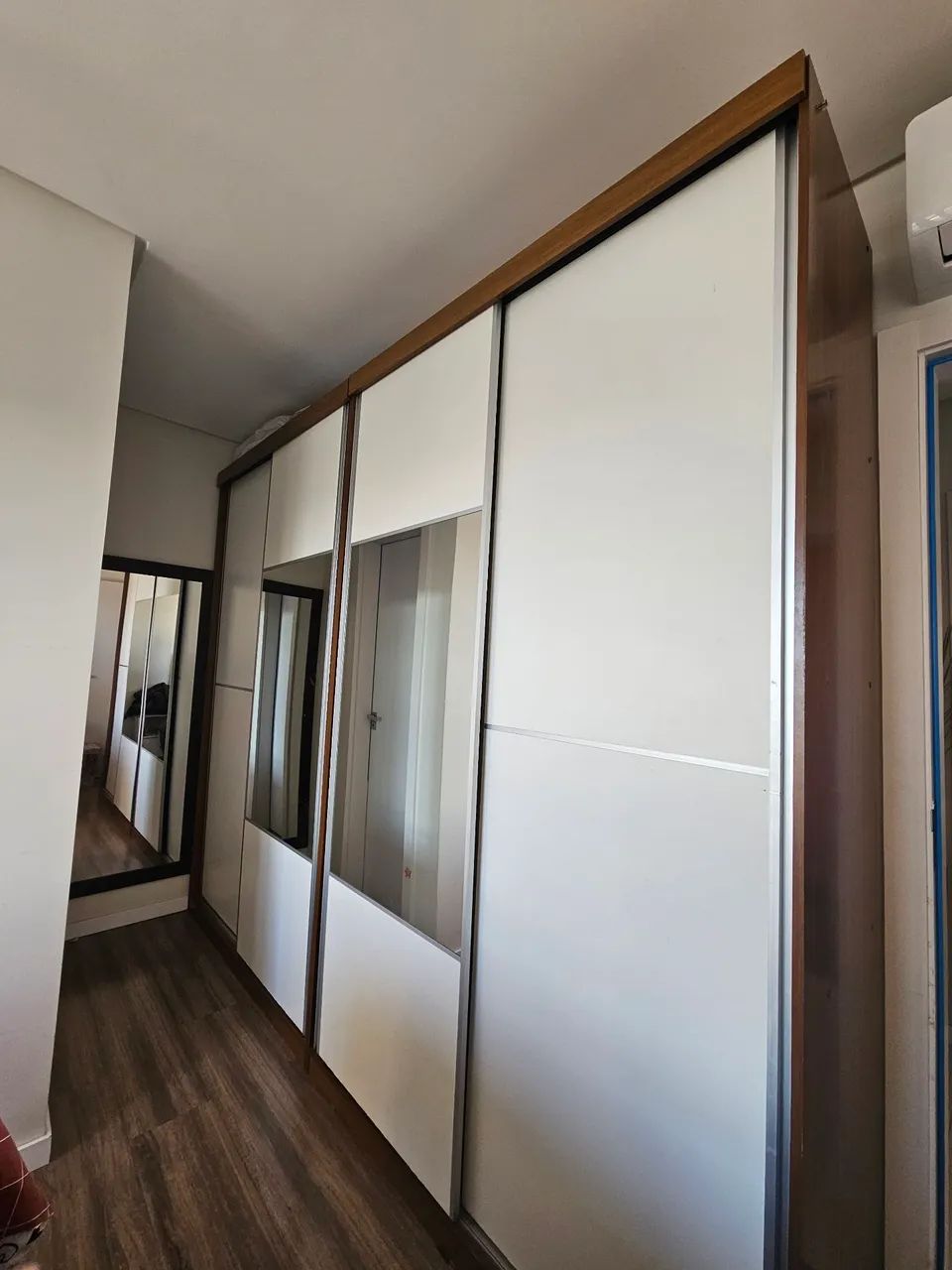 Guarda Roupas com porta de correr e espelhos